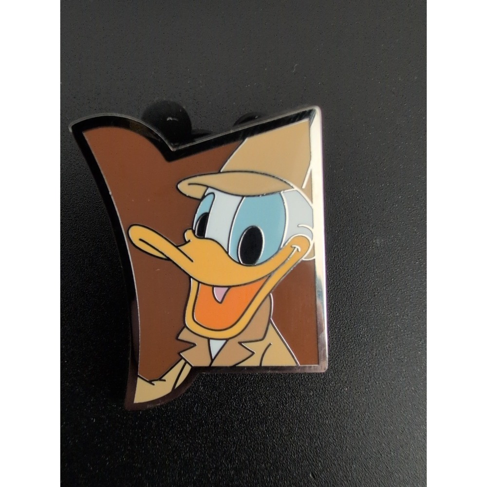 Disney World Daring Detectives Mystery Box Magnifying Glass Pin Detective Donald